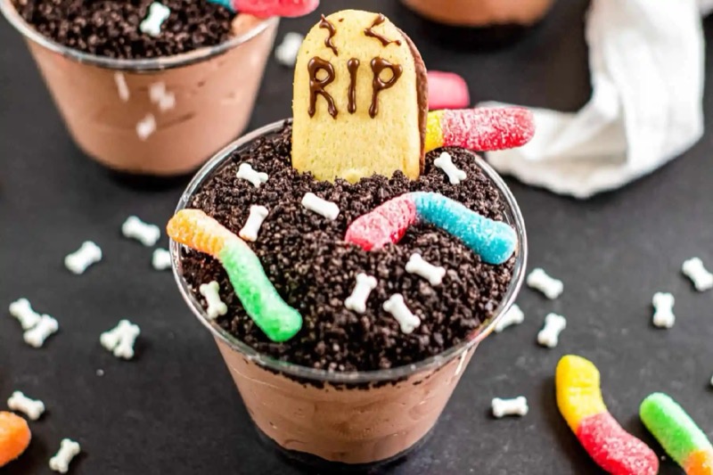 Graveyard dirt cake