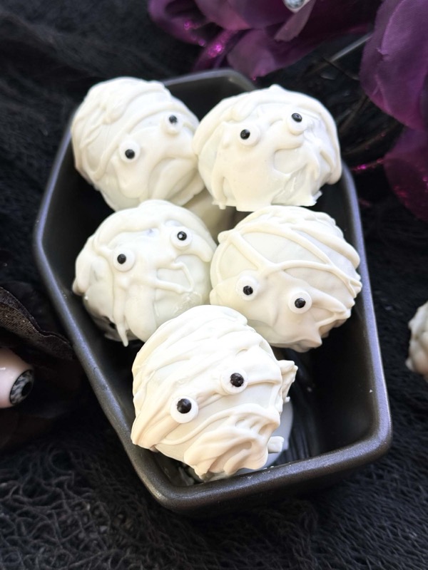 Mummy cake pops